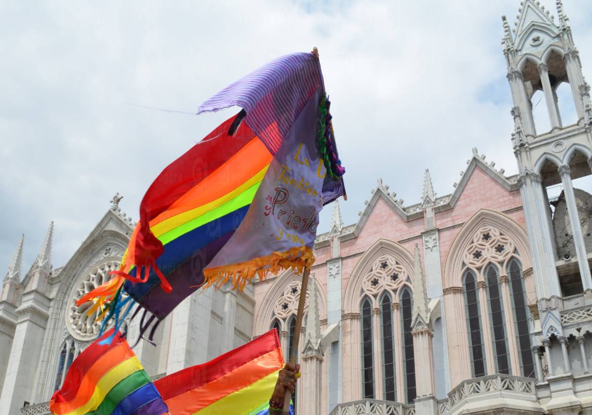 iglesia bandera gay 2