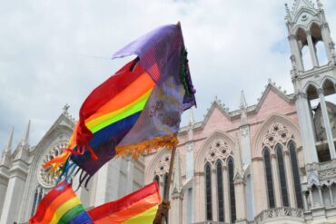 iglesia bandera gay 2