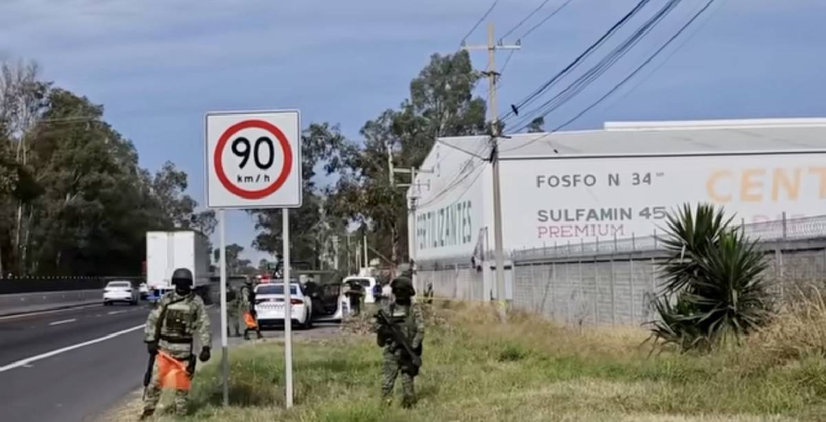mujer sin vida en carretera