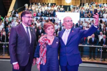 Se despide Javier en emotivo 3er Informe; recibe porras y aplausos de amigos y simpatizantes javier selfie