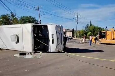 volcadura camion de pasajeros