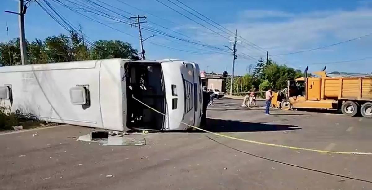 volcadura camion de pasajeros