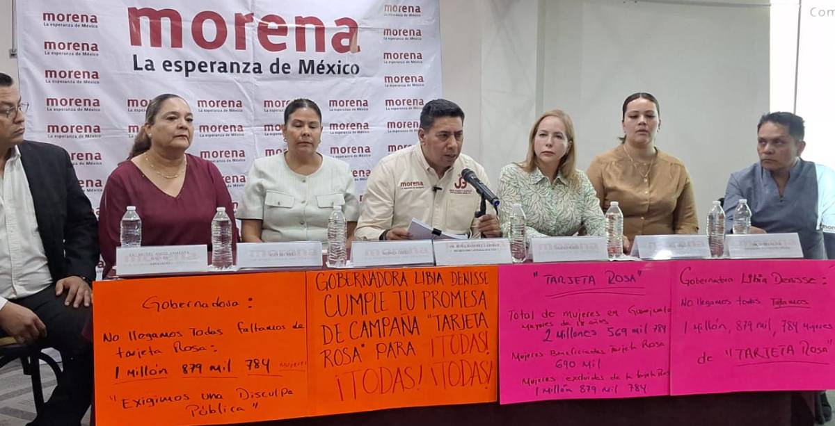 Morena tarjeta rosa