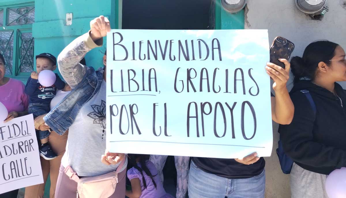 Reciben a Libia al grito de "¡presidenta, presidenta!"… ella responde “de colonos” libia juventino