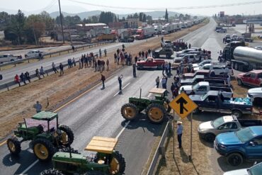 De 7 bloqueos, se mantiene uno en Pénjamo; retomarán cierres carreteros este martes WhatsApp Image 2025 11 24 at 12.16.27