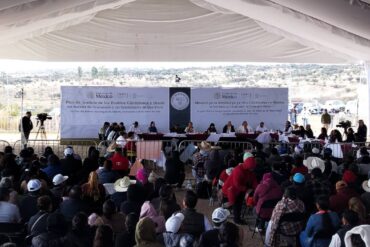 Aire frío y tibias porras a Claudia; ausencias y protesta en su visita a San Miguel Allende claudia san miguel