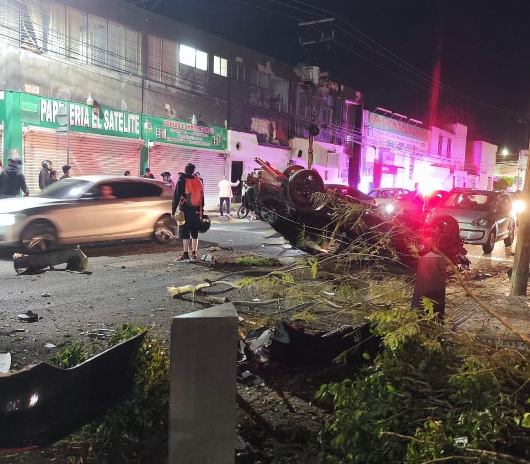 Se sube al camellón, se eleva, tumba árboles, choca semáforo y vuelca. Hay un herido grave WhatsApp Image 2026 02 11 at 23.38.12