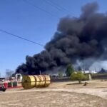 Se incendia cisterna con asfalto, frente a Pemex Salamanca IMG 8446