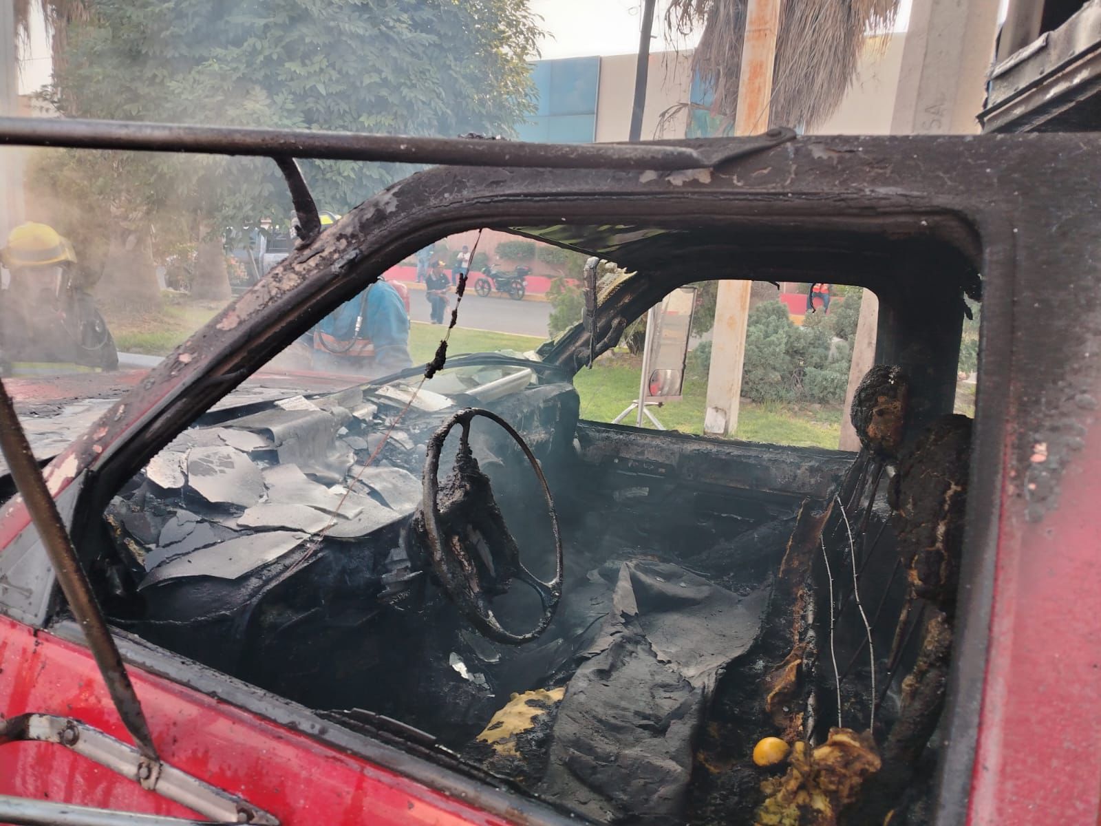 Se incendia camioneta en la salida a Comonfort WhatsApp Image 2026 05 26 at 10.00.45