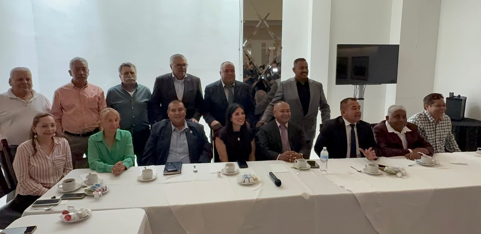 Taxistas exigen aplicar la ley contra vehículos ejecutivos que operan sin permiso TAXISTAS ALIANZA e1781830207167