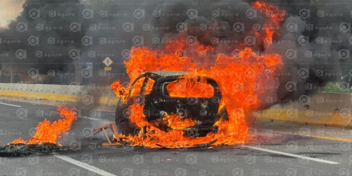 Queman vehículos, bloquean carretera y piden justicia por el homicidio de Adán gasca 1