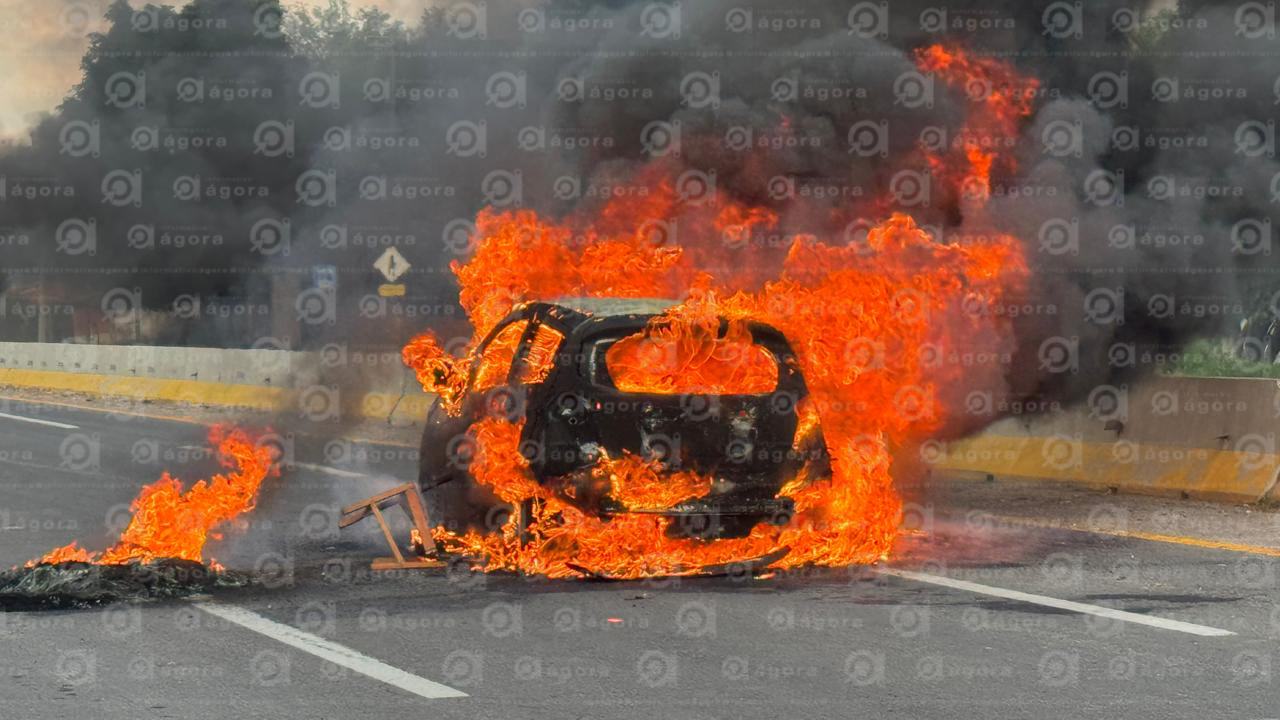 Queman vehículos, bloquean carretera y piden justicia por el homicidio de Adán gasca 1
