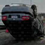 Cae en bache de la autopista y vuelca vuelca bache