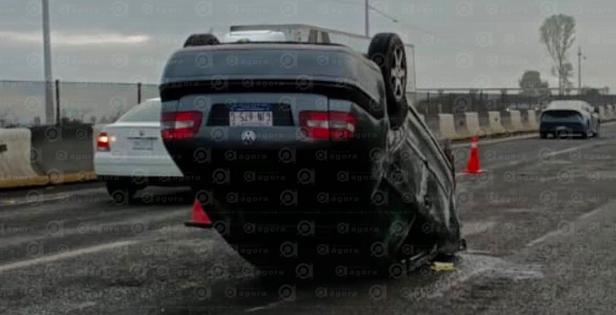 Cae en bache de la autopista y vuelca vuelca bache