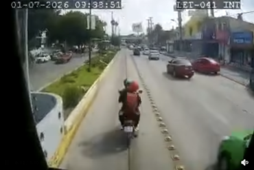 Motociclista invade carril confinado y casi provoca tragedia, lo captan en video Captura de pantalla 2026 07 07 a las 8.38.30 a.m