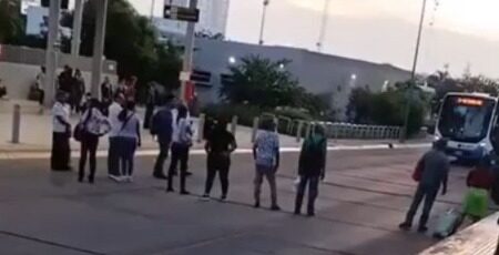 Usuarios bloquean acceso en la base Delta tras esperar tres horas el transporte WhatsApp Image 2026 07 06 at 9.12.22 AM e1783350798812