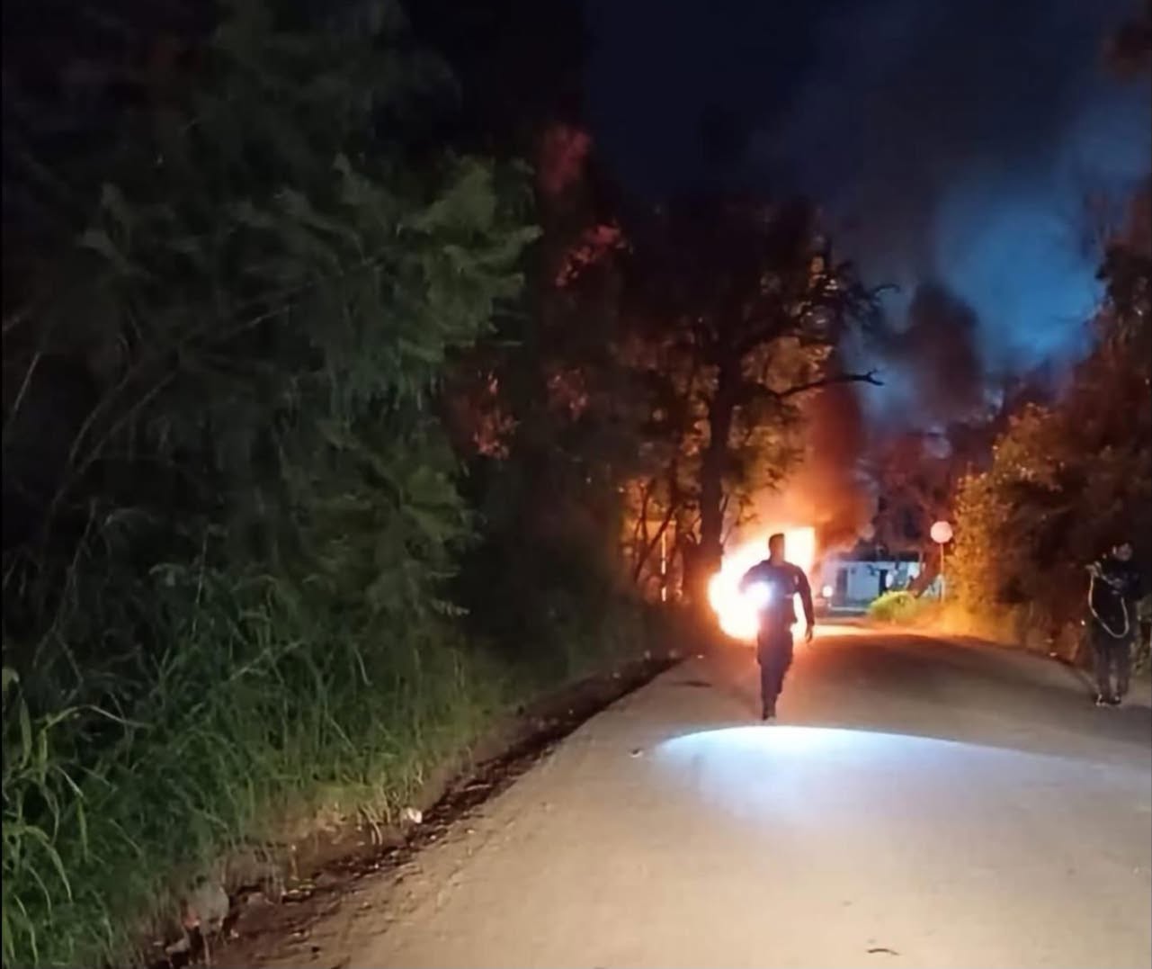 Camioneta incendiada en Vista Hermosa y ataque cerca de Transportes Estefanía; hay 2 muertos incendio