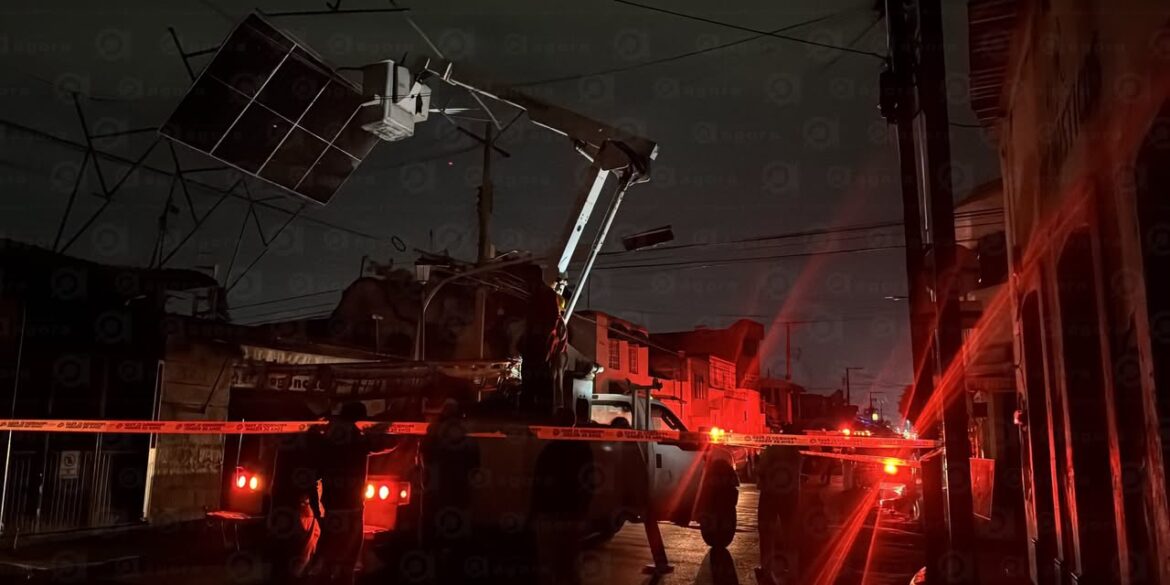 Tormenta de 311 milímetros con vientos de 55 km por hora sacude a Celaya y deja múltiples daños panel derribado