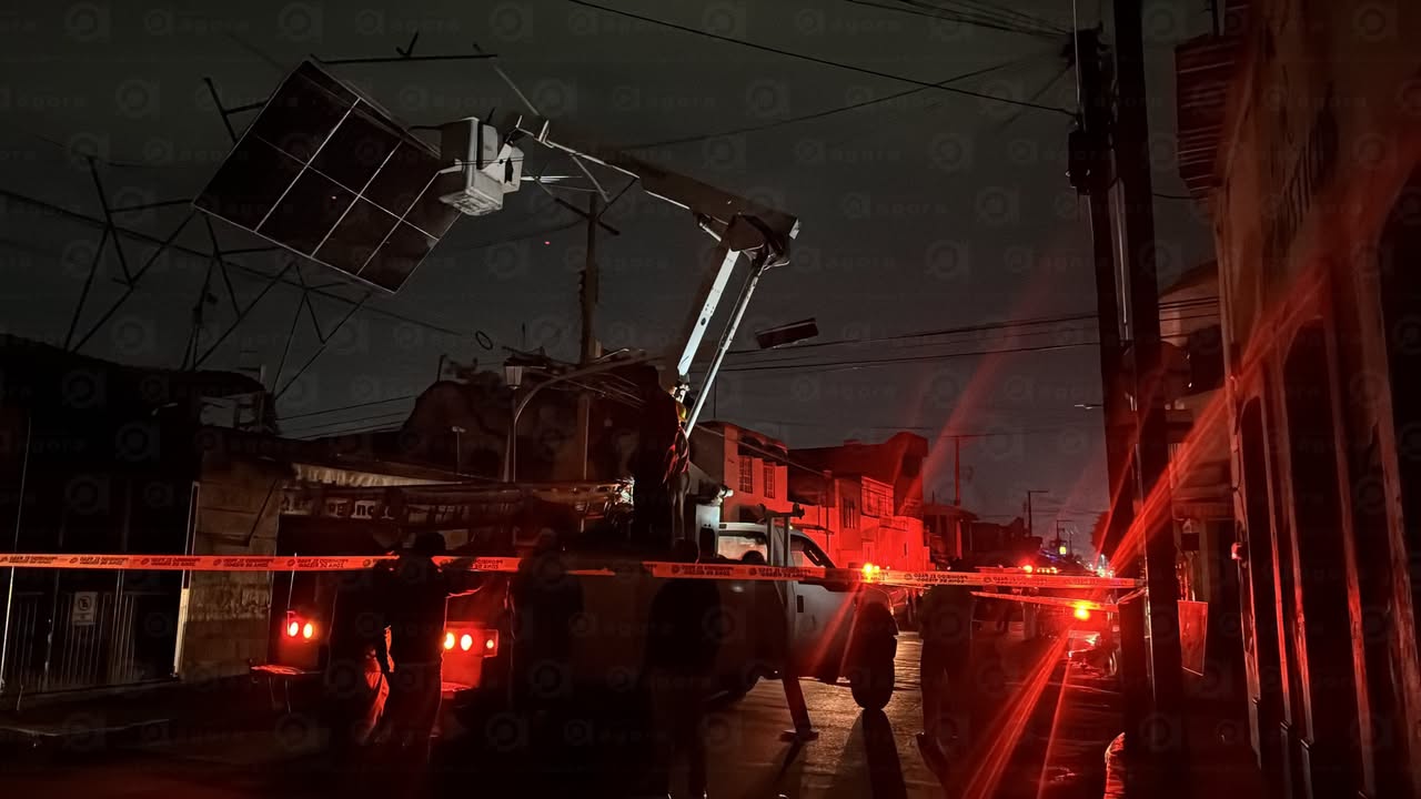 Tormenta de 311 milímetros con vientos de 55 km por hora sacude a Celaya y deja múltiples daños panel derribado