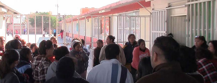 Padres de familia solicitan renuncia de directora Destitucion directora